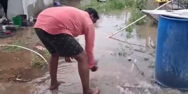 అవనిగడ్డ: ఘంటసాలలో ఇళ్లల్లోకి వర్షపు నీరు చేరి ఇబ్బందులు