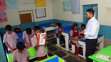 మునగాల: మాధవరం గ్రామంలో ప్రాథమిక పాఠశాల తనిఖీ చేసి విద్యార్థులతో ముచ్చటించిన కలెక్టర్ తేజస్