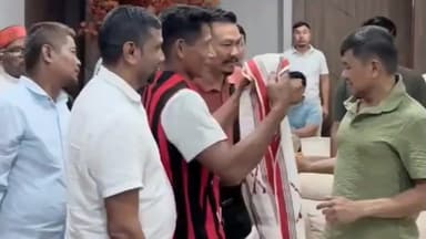 ডিফু: ডিফুত বিভিন্ন শ্ৰেণীৰ ৰাইজৰ সৈতে মত বিনিময় কাকৰ চিইএম তুলিৰাম ৰংহাঙৰ