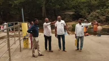 உடுமலைபேட்டை: மழை வெள்ளம் காரணமாக பஞ்சலிங்க அருவியில் சேதமடைந்த இரும்பு பாலத்தை அதிகாரிகள் ஆய்வு செய்தனர்