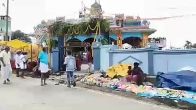 தாளவாடி: கும்டாபுரம் கிராமத்தில் கோவில் திருவிழாவில் ஒருவர் மீது ஒருவர் சாணியடிக்கும் வினோத திருவிழா வெகு விமர்சையாக நடைபெற்றது