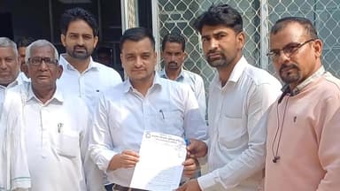 नाथूसरी चौपटा: भारतीय किसान यूनियन के बैनर तले किसानों ने नाथूसरी चोपटा तहसील कार्यालय में सीएम के नाम तहसीलदार को ज्ञापन सौंपा