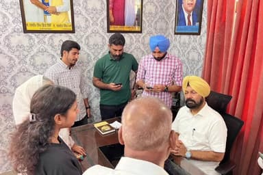 ਗਿੱਦੜਬਾਹਾ: ਵਿਧਾਇਕ ਡਿੰਪੀ ਢਿੱਲੋ ਨੇ ਗਿੱਦੜਬਾਹਾ ਵਿਖੇ ਦਫਤਰ ਵਿੱਚ ਲੋਕਾਂ ਦੀਆਂ ਸੁਣੀਆਂ ਮੁਸ਼ਕਿਲਾਂ