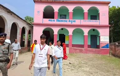 अलौली: अलौली विधानसभा क्षेत्र: सुम्भा पंचायत में सामान्य प्रेक्षक ने मतदान केंद्रों का निरीक्षण किया