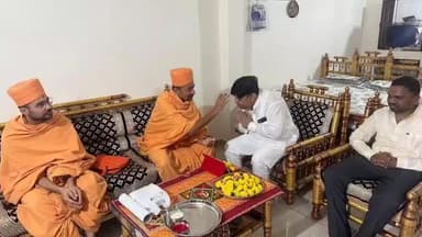 જેતપુર પાવી: જિલ્લા ભાજપના પૂર્વ પ્રમુખના નિવાસ્થાને બીએપીએસ સ્વામિનારાયણ મંદિરના સંતોએ મુલાકાત કરી.