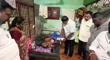 கீழ்வேளூர்: திருப்பூண்டி பகுதியில் உடல்நல குறைவால் பாதிக்கப்பட்டு சிகிச்சையில் உள்ள இரண்டு திமுக மூத்த உறுப்பினர்களுக்கு நிதி உதவியினை  ஒன்றிய செயலாளர் வழங்கினார்