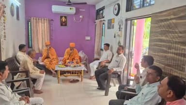 જેતપુર પાવી: જિલ્લા ભાજપ પ્રમુખના નિવાસ્થાને બીએપીએસ સ્વામિનારાયણ મંદિરના સંતોએ નવા વર્ષ નિમિત્તે મુલાકાત કરી.