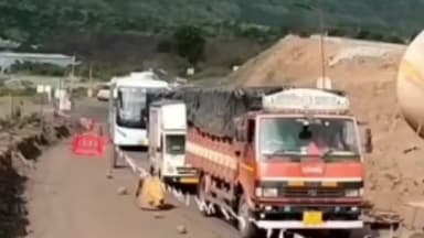 खंडाळा: खंबाटकी घाटात प्रचंड वाहतूक कोंडी; एस. टी. बस बंद पडल्याने वाहतुक जवळपास दोन तास ठप्प वाहनचालक हैराण