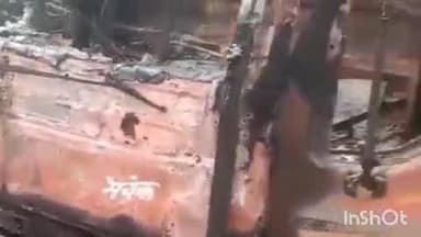 करेरा: दिनारा थाना क्षेत्र के डामरौन के पास आयशर ट्रक में लगी आग, चालक ने कूदकर बचाई जान