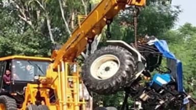 ਫਗਵਾੜਾ: ਪਿੰਡ ਰਾਵਲਪਿੰਡੀ ਦੇ ਨਜ਼ਦੀਕ ਇਨੋਵਾ ਕਾਰ ਤੇ ਟਰੈਕਟਰ ਟਰਾਲੀ ਵਿਚਕਾਰ ਹੋਈ ਭਿਆਨਕ ਟੱਕਰ ਵਿਚ ਦੋਵੇਂ ਵਾਹਨ ਬੁਰੀ ਤਰ੍ਹਾਂ ਨੁਕਸਾਨੇ ਗਏ