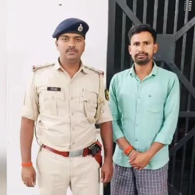 दुर्गावती: मसौढा से शराब के मामले में फरार एक अभियुक्त को दुर्गावती पुलिस ने गिरफ्तार कर भभुआ न्यायालय भेजा