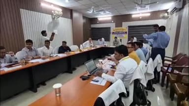 बेतिया: एन०आई०सी, बेतिया में द्वितीय रेंडमाइजेशन सम्पन्न, जिले में 3496 मतदान दल गठित, 612 महिला कर्मी भी शामिल
