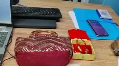 আলিপুরদুয়ার ২: সোনার গহনা এবং টাকা ভর্তি ব্যাগ দেখে চক্ষু চরক গাছ শামুকতলা রোড  ফাঁড়ির পুলিশের