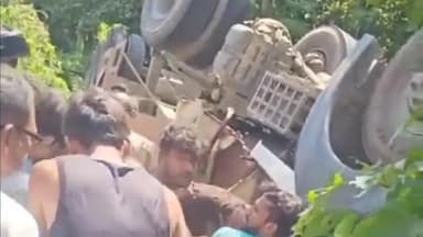 কালচিনি: কালচিনি ব্লকের জাতীয় সড়কে নিয়ন্ত্রণ হারিয়ে সড়কের ধারে উল্টে গেল এক পণ্য বোঝাই গাড়ি,আহত চালক