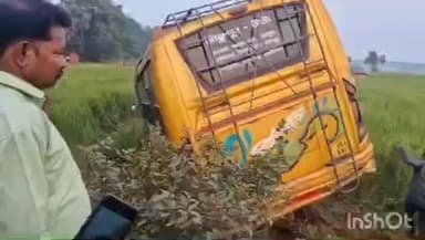 সীমলাপাল: সিমলাপালের হেত্যাগড়ায় বাস দুর্ঘটনা, বাসের সামনের চাকা ফেটে দুর্ঘটনা ঘটেছে বলে পুলিশ জানাল