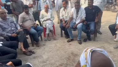 वैशाली: पूर्व मंत्री वीर सिंह पटेल ने वैशाली के मझौली गांव में निर्दलीय प्रत्याशी के तौर पर किया जनसंपर्क