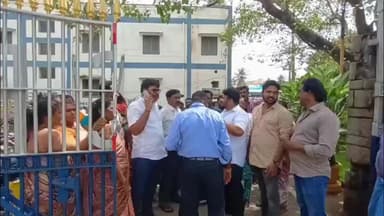 திருவொற்றியூர்: திருவொற்றியூரில் தனியார் கம்பெனியில் இருந்து வெளியேற்றும் மழை நீர் பொதுமக்கள் வசிக்கும் இடத்தில் கலப்பதால் கம்பெனியை முற்றுகையிட்டு போராட்டம்.