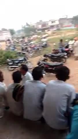 खनियाधाना में यूरिया खाद की सोसायटी
पर लगी लंबी लाइन ।लोग सुबह 04:00 बजे ।से बैठे हुए हैं। किसान की हालत रो रही है को