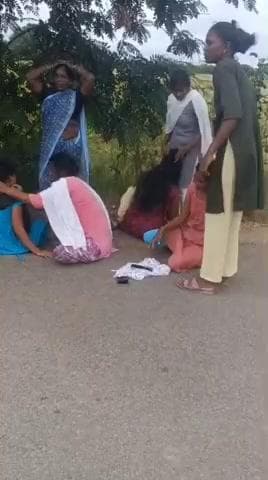 కోనారావుపేట: వేములవాడ నియోజకవర్గం పరిధిలోని కోనరావుపేట మండల కేంద్రంలో కూలీలపై తేనెటీగలు దాడి