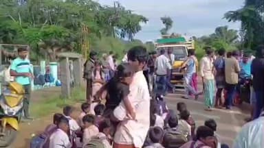 அஞ்செட்டி: மின்சாரம், சாலை வசதி உள்ளிட்ட கோரிக்கைகளை வலியுறுத்தி மாணவர்கள் உள்ளிட்டோர் அட்டப்பள்ளம் திடீர் சாலை மறியல்