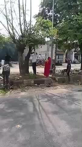 manjhiladih ग्रामीणों में साफ सफाई छठ पूजा को लेकर के हो रही है गांव की युवाओं का योगदान है साफ सफाई में