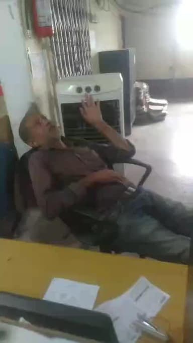 शाहबाजपुर राजाबाजर पंजाब नेशनल बैंक के अधिकारी,व, मैनेजर शाराब पिकर शो रहे हैं और जनता केवाईसी और निकाशी के लिए परेशान