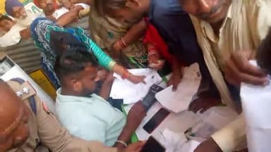 khutar khad Kendra par line me lage logo ko nahi mil rahi khad baad me aane wale pahele le ja rahe khad