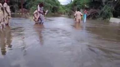 திட்டக்குடி: திட்டக்குடி அருகே குடிநீருக்காக ஆபத்தான முறையில் பயணம் செய்யும் மாணவர்கள்