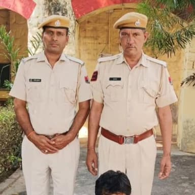 नीमराना: शाहजापुर थाना पुलिस ने 18 साल पहले फायरिंग के मामले में फरार ₹3000 के इनामी बदमाश को दबोचा
