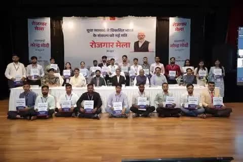 जालंधर में रोजगार मेला के दौरान नवनियुक्त अभ्यर्थियों को नियुक्ति पत्र प्रदान किए गए।