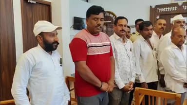 कळवण: कळवण चे प्रांत अधिकारी यांना कार्यालयात नुकसान भरपाई देण्यासाठी शेतकऱ्यांनी निवेदन दिले