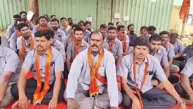 చేగుంట: కార్మికుల అక్రమ బదిలీలు అపాలనిఅపోలో పరిశ్రమ ముందు సమ్మేచేస్తున్నకార్మికులు