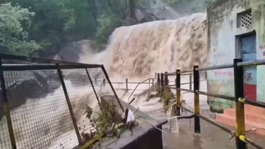 உத்தமபாளையம்: 7வது நாளாக வெள்ளப்பெருக்கு காரணமாக சுருளி அருவியில் சுற்றுலா பயணிகள் குளிக்க வனத்துறை தடை விதிப்பு