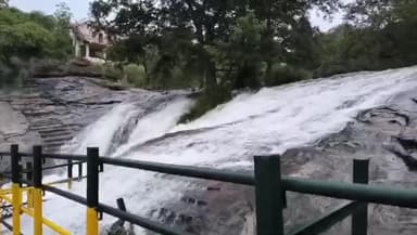 பெரியகுளம்: 14 வது நாளாக வெள்ளப்பெருக்கு காரணமாக கும்பக்கரை அருவியில் சுற்றுலா பயணிகள் குளிக்க வனத்துறை தடை