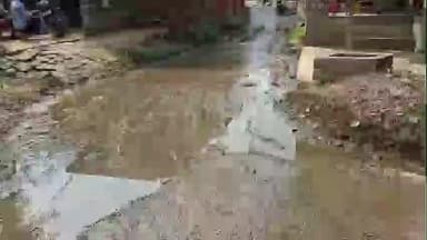 जसवंतनगर: ग्राम झबरापुर में जलभराव और गंदगी से परेशान है ग्रामीण, शिकायत करने पर नहीं किया जा रहा कोई निस्तारण #जनसमस्या