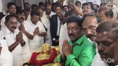 மதுரை கிழக்கு: முத்துராமலிங்கத் தேவர் குருபூஜை: தேவரின் தங்க கவசத்தை பெற்று தேவர் நினைவாலய பொறுப்பாளரிடம் ஒப்படைத்த திண்டுக்கல் சீனிவாசன்