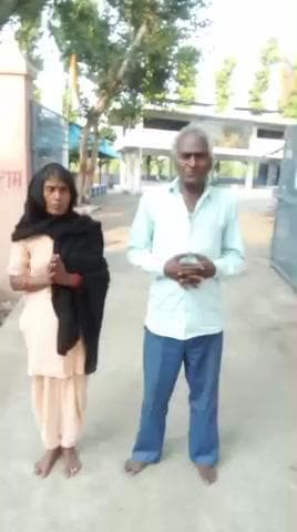 ये दो बुजुर्ग ब्यक्ति है जो अपने बड़े भाई सोहन लाल के धोके का शिकार हो चुके है अब इनकी मदद करने की बारी हमारी है जय हिंद