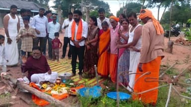 పిట్లం: గౌరారం గ్రామంలో దత్తమందిర నిర్మాణానికి భూమి పూజ కార్యక్రమం నిర్వహించిన బాసర సరస్వతి ఆలయ పూజారి రాజేశ్వర్