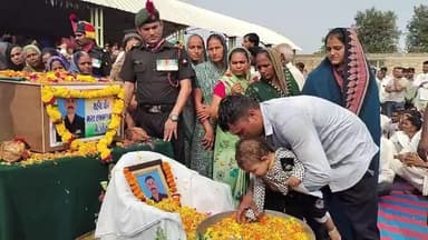 વંથળી: ટીકર ગામે આર્મી જવાને ત્રણ યુવકોને ડૂબતા બચાવી પોતાનો જીવ ગુમાવ્યો,આજે લશ્કરી સન્માન સાથે અંતિમ વિદાય અપાઈ