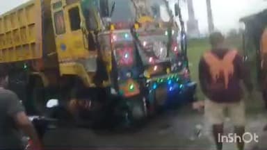 మణుగూరు: మణుగూరు మండలంలోని భద్రాద్రి పవర్ ప్లాంట్ సమీపంలో ద్విచక్ర వాహనాన్ని ఢీకొన్న లారీ, దంపతులకు గాయాలు