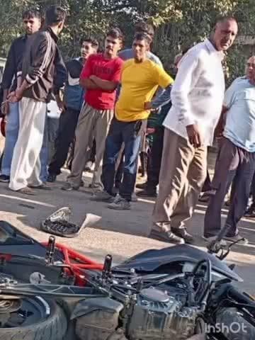 भवारना: खैरा में बाइक और कार की टक्कर, बाइक सवार हुआ घायल