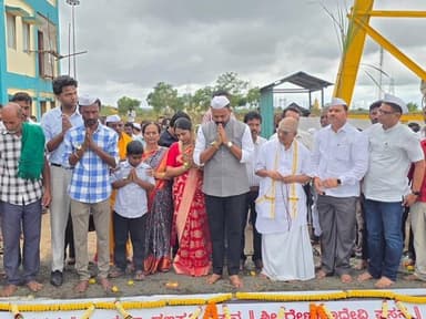 ಸವದತ್ತಿ: ಪಟ್ಟಣದ ಹರ್ಷ ಸಕ್ಕರೆ ಕಾರ್ಖಾನೆಯಲ್ಲಿ ಕಬ್ಬು ನುರಿಸುವ ಹಂಗಾಮಿಗೆ ವಿಧಾನ ಪರಿಷತ್ ಸದಸ್ಯ ಚನ್ನರಾಜ ಹಟ್ಟಿಹೋಳಿ ಚಾಲನೆ