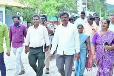 ತರೀಕೆರೆ: ಲಕ್ಕಬಳ್ಳಿಯಲ್ಲಿ ರಸ್ತೆ ಅಭಿವೃದ್ಧಿ ಕಾಮಗಾರಿಯನ್ನ ವೀಕ್ಷಣೆ ಮಾಡಿದ ಶಾಸಕ ಶ್ರೀನಿವಾಸ್.!