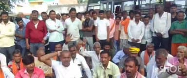 खरौंधी: खरौंधी के चौरिया में पटेल चौक पर पटेल की प्रतिमा के घेराव का गेट तोड़ने पर हंगामा, सड़क जाम