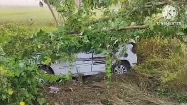 কোতুলপুর: কোতুলপুরে ভয়াবহ দুর্ঘটনা,নিয়ন্ত্রণ হারিয়ে রাস্তার ধারে থাকা একাধিক বিদ্যুতের খুঁটি ও গাছ ভেঙে নয়ানজুলিতে পড়ে গাড়ি