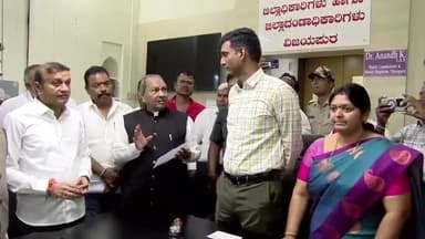 ವಿಜಯಪುರ: ಕನ್ನೆರಿ ಮಠದ ಶ್ರೀಗಳ ನಿರ್ಬಂಧ ವಿರೋಧಿಸಿ ನಗರದಲ್ಲಿ ಜಿಲ್ಲಾಧಿಕಾರಿಗೆ ಮಾಜಿ ಡಿಸಿಎಂ ಕೆ ಎಸ್ ಈಶ್ವರಪ್ಪ ಮನವಿ ಸಲ್ಲಿಕೆ
