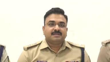 ನಿಡಗುಂದಿ: ಬೇನಾಳ ಕ್ರಾಸ್ ಬಳಿ ಅಂಗಡಿಯ ಮುಂಭಾಗ ಇಸ್ಪೀಟು ಆಡುವಾಗ ಪೊಲೀಸರ ದಾಳಿ : ನಗರದಲ್ಲಿ ಎಸ್ ಪಿ ಲಕ್ಷ್ಮಣ ನಿಂಬರಗಿ