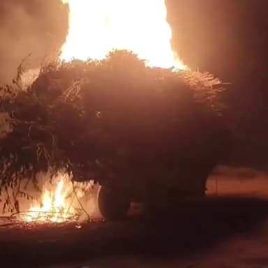मालाखेड़ा: बिलंदी में कपास की लकड़ियों से भरी ट्रैक्टर की ट्राली में लगी आग, ग्रामीणों की सूझबूझ से टला बड़ा हादसा