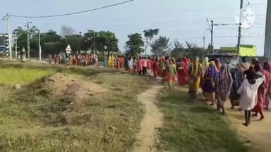 জয়পুর: পালঞ্জা গ্রামের মহিলাদের মিছিল মদ বিক্রি বন্ধ করতে