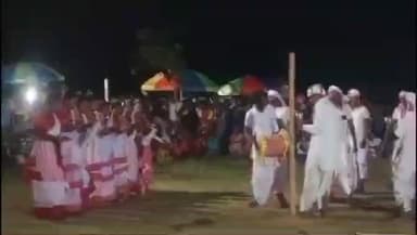 খাতড়া: রানিবাঁধের ভুলাগাড়া গ্রামে বাঁদনা ও সহরায় পরব উপলক্ষে গরু খুঁটান ও আদিবাসী নাচ গানের অনুষ্ঠান হল